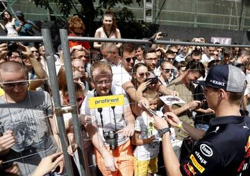 Max Verstappen firmando autógrafos en Budapest.