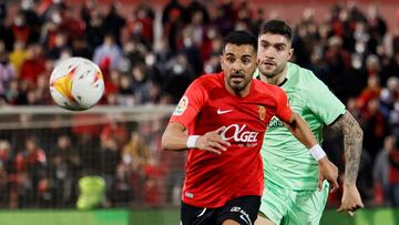 PALMA DE MALLORCA, 14/02/2022.- El delantero del Mallorca Ángel Rodríguez (i) persigue el balón con Unai Núñez, del Athletic, durante el partido de la jornada 24 de Liga en Primera División que se disputa este lunes en el Visit Mallorca Estadi, en Palma de Mallorca. EFE/Cati Cladera