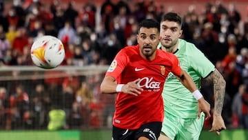 PALMA DE MALLORCA, 14/02/2022.- El delantero del Mallorca ?ngel Rodr¨ªguez (i) persigue el bal¨®n con Unai N¨²?ez, del Athletic, durante el partido de la jornada 24 de Liga en Primera Divisi¨®n que se disputa este lunes en el Visit Mallorca Estadi, en Palma de Mallorca. EFE/Cati Cladera