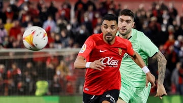 PALMA DE MALLORCA, 14/02/2022.- El delantero del Mallorca Ángel Rodríguez (i) persigue el balón con Unai Núñez, del Athletic, durante el partido de la jornada 24 de Liga en Primera División que se disputa este lunes en el Visit Mallorca Estadi, en Palma de Mallorca. EFE/Cati Cladera
