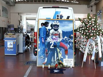 GRA040. MADRID, 04/08/17 .- Vista de la ITV Angel Nieto en el distrito de Vallecas en Madrid del homenaje que sus trabajadores han ofrecido al trece veces campe&Atilde;&sup3;n del mundo de las motos y a su propietario, &Atilde;ngel Nieto, despu&Atilde;&copy;s de que ayer el motociclista falleciera a los 70 a&Atilde;&plusmn;os de edad en la Policl&Atilde;&shy;nica Nuestra Se&Atilde;&plusmn;ora del Rosario de Ibiza, donde estaba ingresado desde el mi&Atilde;&copy;rcoles 26 de julio tras sufrir un accidente mientras conduc&Atilde;&shy;a un quad. EFE/J.J.Guillen