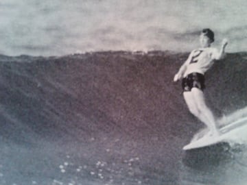 Phyllis tenía mucho estilo sobre la tabla de surf.