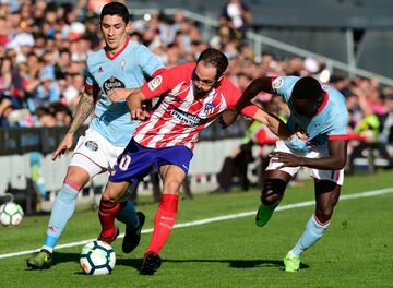 Juanfran tussles with Pione Sisto (right) and Pablo Hernández.