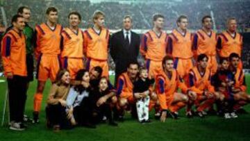 Johan Cruyff posa con el "Dream Team" en el Camp Nou, el estadio que podría llevar su nombre.