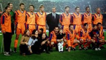 Johan Cruyff posa con el &quot;Dream Team&quot; en el Camp Nou, el estadio que podr&iacute;a llevar su nombre.