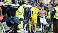 "For you" - Benzema stuns fan by handing him his shirt