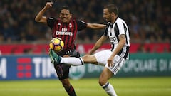 Carlos Bacca pelea un bal&oacute;n con Leonardo Bonucci.