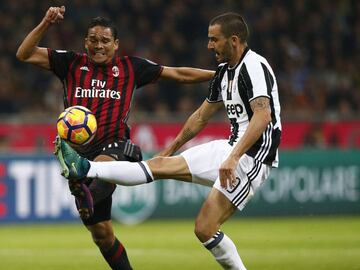 Carlos Bacca pelea un bal&oacute;n con Leonardo Bonucci.