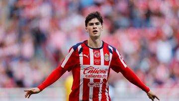 FOTODELDÍA AME4078. GUADALAJARA (MÉXICO), 10/01/2026.- Armando González de Guadalajara celebra un gol este sábado, en un partido de la jornada 1 de la Liga MX entre Guadalajara y Pachuca, en el Estadio Akron en Guadalajara (México). EFE/ Francisco Guasco