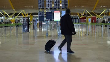 Un pasajero camina por la terminal T4 del Aeropuerto Adolfo Su&aacute;rez Madrid-Barajas