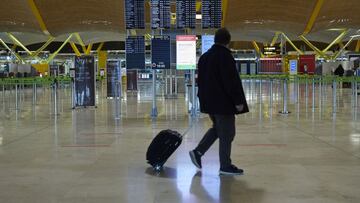 Un pasajero camina por la terminal T4 del Aeropuerto Adolfo Su&aacute;rez Madrid-Barajas