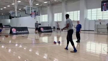 Hasta en zapatillas de andar por casa: la última de Joel Embiid
