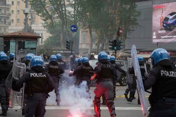 El Derbi della Capitale vuelve a generar violencia en los alrededores del Olímpico. La policía dispersó con gases lacrimógenos y cañones de agua a los ultras de Lazio y Roma en la zona de Ponte Milvio.