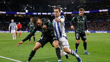 SAN SEBASTIÁN, 07/02/2026.- Lucas Cepeda, del Elche (i) y Mikel Oyarzábal, delantro de la Real Sociedad durante el partido de LaLiga entre la Real Sociedad y el Elche, este sábado en el estadio de Anoeta. EFE/ Javier Etxezarreta