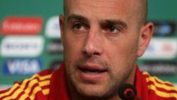 El portero de la selección española, Pepe Reina, habla durante la rueda de prensa en el Estadio Castelao.