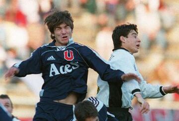 El defensa estuvo en la Universidad de Chile entre 1998 y 2008. Sin embargo, una de sus peores campañas en el fútbol fue en Colo Colo: no jugó ningún partido oficial.