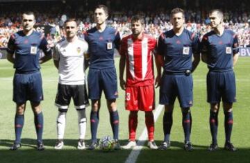 El árbitro Iñaki Vicandi acompañado por sus asistentes Antonio Huerga, Aitor Villate, el cuarto árbitro Isidro Díaz De Mera y los capitanes Alcácer y Coke