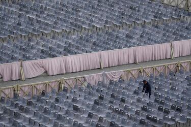 Un trabajador ajusta sillas durante los preparativos en la Plaza de San Pedro antes de la llegada del cuerpo del papa Francisco, quien permanecerá velado en la Basílica de San Pedro durante tres días, al Vaticano.
Associated Press/LaPresse