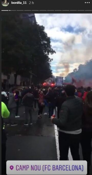 El delantero cuscatleco disfrutando del ambiente afuera del estadio.