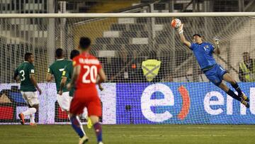 CH12. SANTIAGO DE CHILE (CHILE), 06/09/2016.- El arquero de la selecci&oacute;n boliviana de f&uacute;tbol Carlos Lampe (c) ataja el bal&oacute;n hoy, martes 6 de septiembre de 2016, durante el juego por las eliminatorias al mundial Rusia 2018 en el estadio Monumental de Santiago de Chile (Chile). EFE/Elvis Gonz&aacute;lez