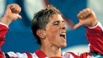 <b>EL NÚMERO 1</B>. Fernando Torres volvió a echarse el equipo a la espalda, marcó los dos goles y regaló un debut positivo a la nueva publicidad.