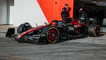 Bottas, con el Alfa Romeo en un 'filiming day' en Montmeló.