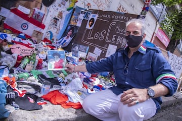   La paternal, un barrio en pleno centro de Buenos Aires, es donde ese sitúa la 'Casa de Dios'. Argentinos Juniors regaló a Maradona por la firma de su primer contrato en 1978 una casa en dicho barrio. Diego estuvo viviendo únicamente dos años pero aún se mantiene intacta desde aquellos tiempos. Actualmente, y tras la suerte del astro argentino, se ha convertido en un museo en honor al '10'. 