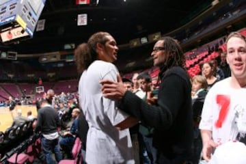 Joakim Noah, de los Bulls de Chicago, con su padre Yannick Noah.