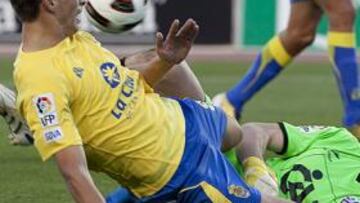 <b>GANAS. </b>Un impetuoso Sergio choca con Andrés, portero del Huesca, en una acción del encuentro de ayer.