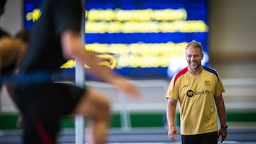 AME7249. ANNAPOLIS (ESTADOS UNIDOS), 01/08/2024.- Fotografía cedida por el Fútbol Club Barcelona del entrenador del Barcelona Hansi Flick durante un entrenamiento este jueves, en Annapolis, Maryland (EE. UU.). El Fútbol Club Barcelona se entrenó este jueves en las instalaciones de la Armada estadounidense, en Annapolis (Maryland), en preparación para el clásico del sábado contra el Real Madrid en Nueva Jersey. Los futbolistas convocados por Hansi Flick hicieron una sesión física en interior en la Academia Naval de Estados Unidos. El Barcelona realizará otra sesión de entrenamiento este jueves en las mismas instalaciones. EFE/ Marc Graupera/Fútbol Club Barcelona/ SOLO USO EDITORIAL/NO VENTAS/SOLO DISPONIBLE PARA ILUSTRAR LA NOTICIA QUE ACOMPAÑA/CRÉDITO OBLIGATORIO