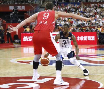 Kemba Walker defendido por Semih Erden.