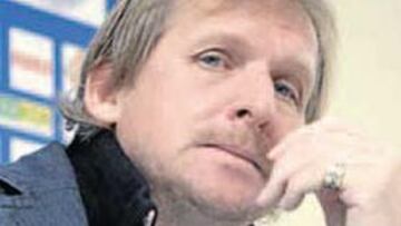 <b>MOLESTO. </b>Schuster sigue crítico con su sanción.