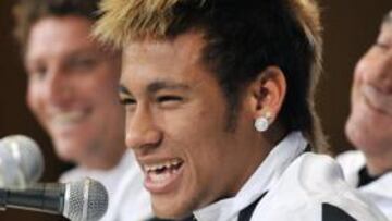 <b>RISUEÑO. </b>Neymar no dejó de sonreír y gastar bromas durante su comparencia ante los medios en Japón.