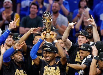 El base del Oklahoma City Thunder, Shai Gilgeous-Alexander levanta el Trofeo del Campeonato Larry O'Brien.