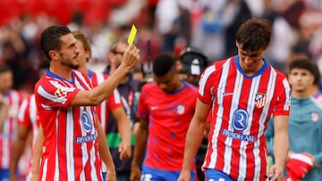 Soccer Football - LaLiga - Sevilla v Atletico Madrid - Ramon Sanchez Pizjuan, Seville, Spain - April 6, 2025 Atletico Madrid's Koke shows Atletico Madrid's Robin Le Normand a yellow card as they celebrate after the match REUTERS/Marcelo Del Pozo