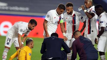 Lisbon (Portugal), 12/08/2020.- PSG'S goalkeeper Keylor Navas (bottom) receives medical assistance during the UEFA Champions League quarter final soccer match between Atalanta and Paris Saint-Germain in Lisbon, Portugal 12 August 2020. (Liga de Campe