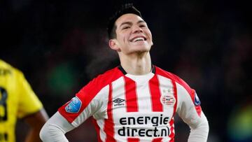 Hirving Lozano celeebra su gol ante el VVV Venlo en la Eredivisie.
