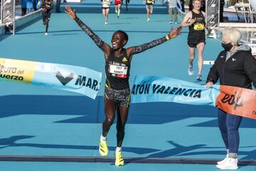 La keniana Nancy gana en categoría femenina (2h19:20)






