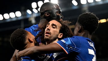 Cucurella celebra un gol durante un partido con el Chelsea.