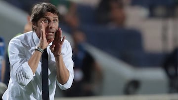 BERGAMO, ITALY - AUGUST 01:  FC Internazionale coach Antonio Conte issues instructions to his players during the Serie A match between Atalanta BC and FC Internazionale at Gewiss Stadium on August 1, 2020 in Bergamo, Italy.  (Photo by Emilio Andreoli/Gett