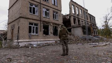 FILE PHOTO: A police officer stands in front of a damaged building, amid Russia's attack on Ukraine, in the town of Avdiivka, Donetsk region, Ukraine October 17, 2023. REUTERS/Yevhen Titov/File Photo