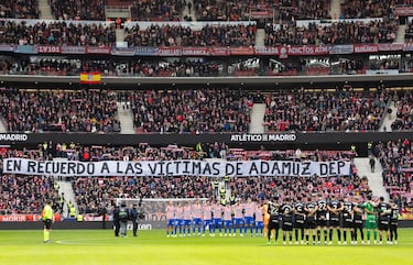 Minuto de silencio en el Estadio metropolitano en homenaje a las víctimas del accidente de tren en la provincia de Córdoba.