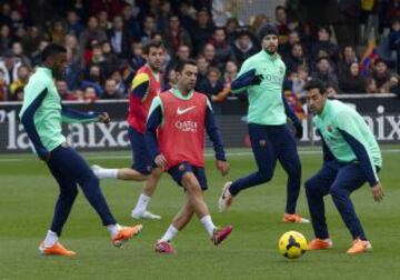 El Barcelona se entrenó arropado por una multitud de aficionados que acudió al entrenamiento en una jornada de puertas abiertas.