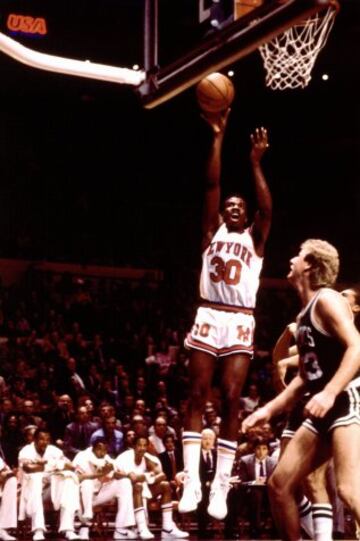 Bernard King de los New York Knicks en 1984 en un partido contra los Boston Celtics 