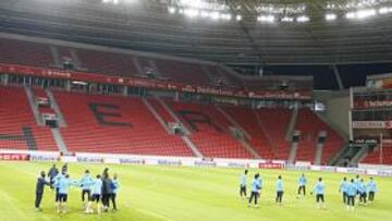 <b>EN EL ESCENARIO. </b>El Atlético se entrenó ayer con las frías temperaturas de Leverkusen. La sesión se llevó a cabo en el BayArena.