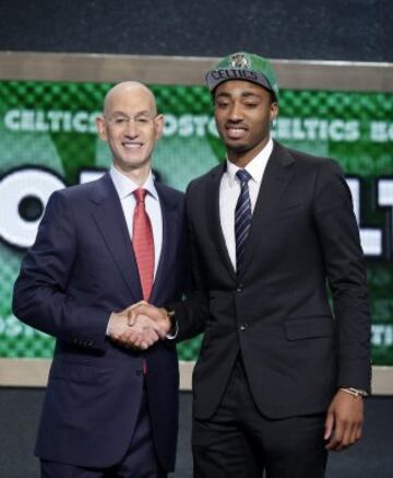 James Young, con el 17, a los Celtics.