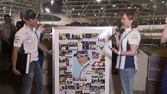 Felipe Massa recibe el regalo de su equipo de manos de Claire Williams en Abu Dhabi.