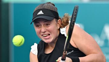 La tenista letona Jelena Ostapenko devuelve una bola durante su partido ante Anastasia Gasanova en el torneo de Seúl.