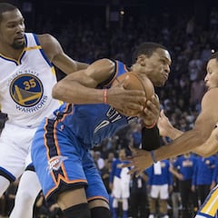 Un Kevin Durant (39) majestuoso tritura a Westbrook y a OKC