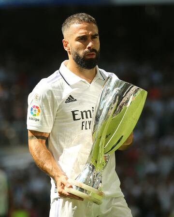 Ofrenda del capitán del Real Madrid de la Supercopa de Europa a la afición.